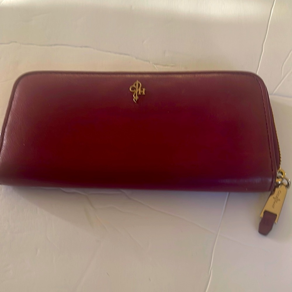 Cole Haan  100 %. Leather Zip around Wallet